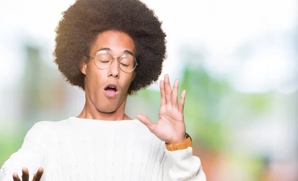 Joven Afroamericano Con Pelo Afro Vistiendo Gafas Asustado Aterrorizado Con —  Fotos de Stock