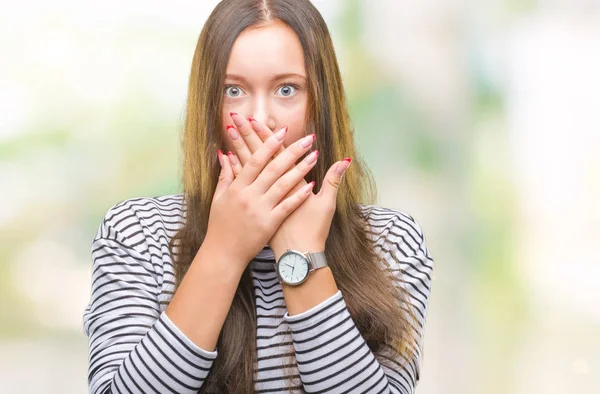 Unga Vackra Kaukasiska Kvinna Över Isolerade Bakgrund Chockad Som Täcker — Stockfoto