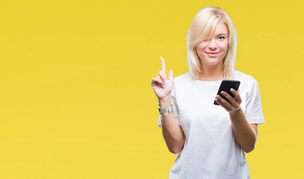 Jonge Mooie Blonde Vrouw Met Smartphone Geïsoleerde Achtergrond Verrast Met — Stockfoto