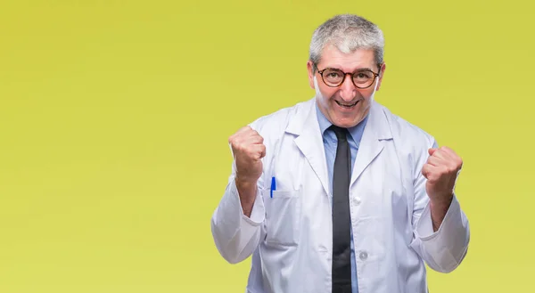 Yakışıklı Kıdemli Doktor Gülümseyerek Başarı Için Çığlık Çok Mutlu Heyecanlı — Stok fotoğraf