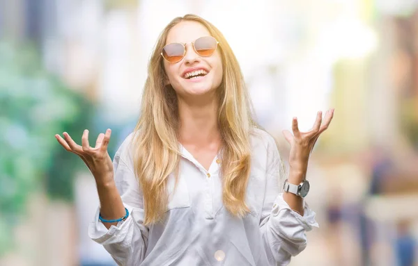 Giovane Bella Donna Bionda Indossa Occhiali Sole Sfondo Isolato Pazzo — Foto Stock