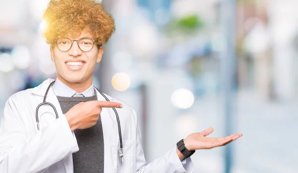 Jonge Knappe Dokter Man Dragen Medische Vacht Verbaasd Glimlachen Naar — Stockfoto