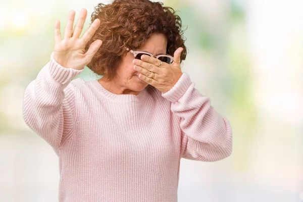 Schöne Seniorin Mittleren Alters Mit Rosa Pullover Und Sonnenbrille Über — Stockfoto