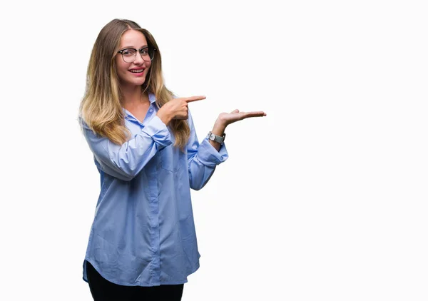 Junge Schöne Blonde Geschäftsfrau Trägt Brille Über Isoliertem Hintergrund Erstaunt — Stockfoto