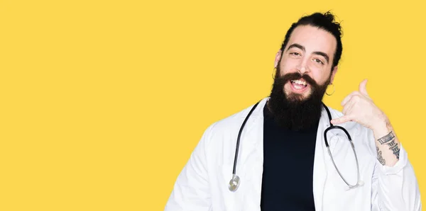 Lekarz Długimi Włosami Sobie Płaszcz Medycznych Stetoskop Uśmiechający Się Robi — Zdjęcie stockowe