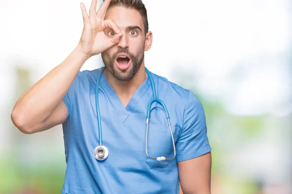 Guapo Joven Médico Cirujano Hombre Sobre Fondo Aislado Haciendo Gesto — Foto de Stock