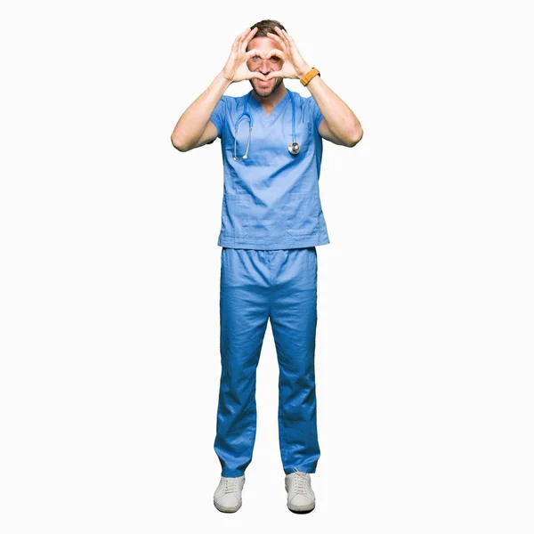 Muž Pohledný Doktor Lékařských Uniformě Izolované Pozadí Dělá Srdce Tvar — Stock fotografie