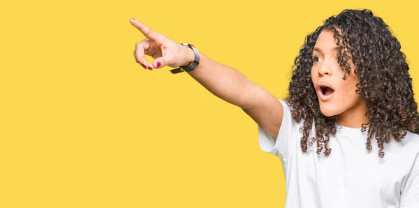 Mulher Bonita Nova Com Cabelo Encaracolado Vestindo Shirt Branca Apontando — Fotografia de Stock