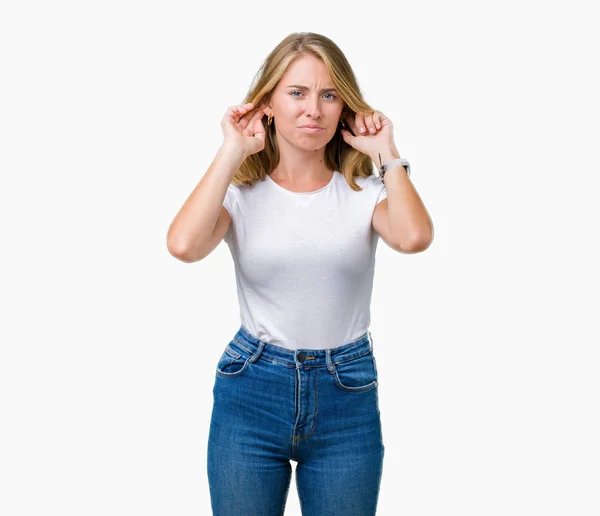 Belle Jeune Femme Portant Shirt Blanc Décontracté Sur Fond Isolé — Photo