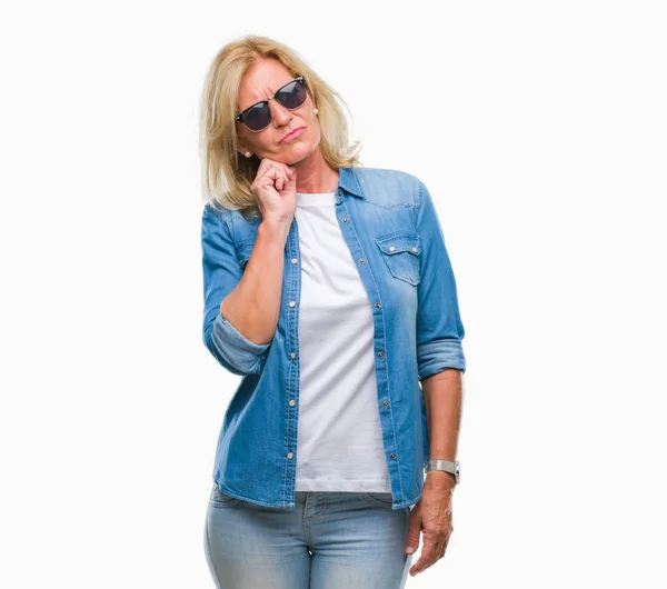 Średnim Wieku Kobieta Blonde Noszenie Okularów Przeciwsłonecznych Białym Tle Ręką — Zdjęcie stockowe