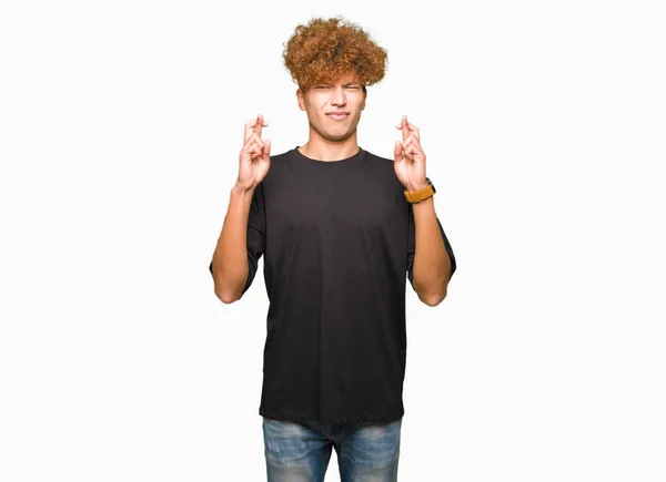 Joven Hombre Guapo Con Pelo Afro Vistiendo Camiseta Negra Sonriendo —  Fotos de Stock