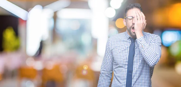 Joven Hombre Negocios Con Gafas Sobre Fondo Aislado Bostezando Cansado —  Fotos de Stock