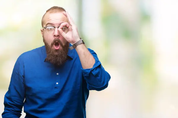 Joven Hombre Hipster Caucásico Con Gafas Sobre Fondo Aislado Haciendo —  Fotos de Stock