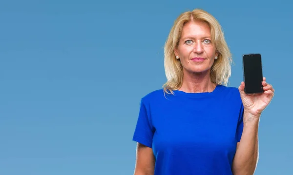 Blonde Frau Mittleren Alters Zeigt Leeren Bildschirm Des Smartphones Vor — Stockfoto