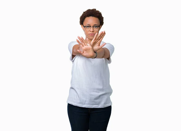 Hermosa Mujer Afroamericana Joven Con Gafas Sobre Fondo Aislado Expresión —  Fotos de Stock