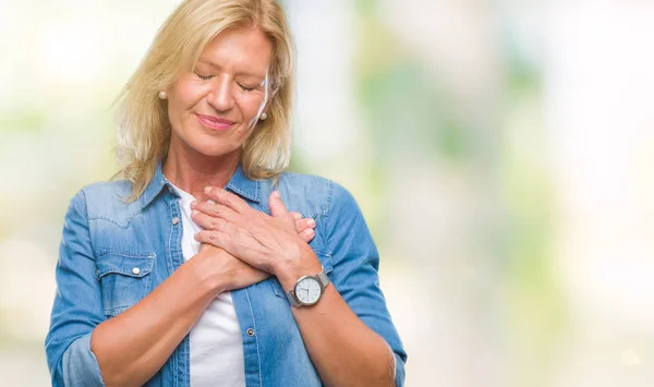 Blonde Žena Středního Věku Izolované Pozadí Úsměvem Ruce Hrudi Zavřenýma — Stock fotografie