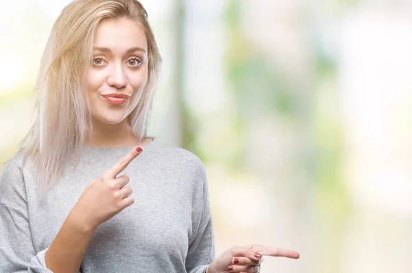 Joven Rubia Sobre Fondo Aislado Sonriendo Mirando Cámara Apuntando Con —  Fotos de Stock