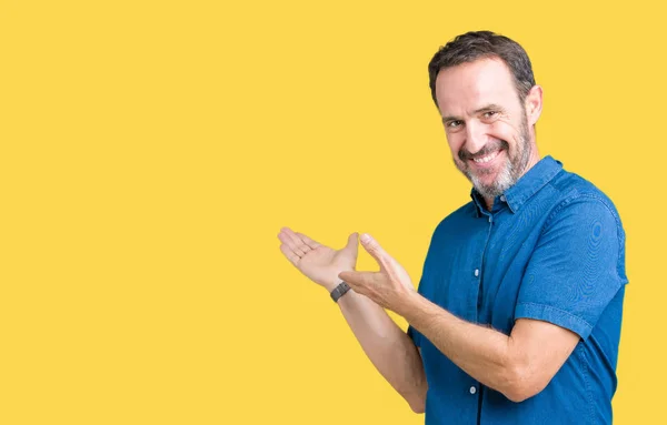 Bonito Homem Meia Idade Elegante Sênior Sobre Fundo Isolado Convidando — Fotografia de Stock