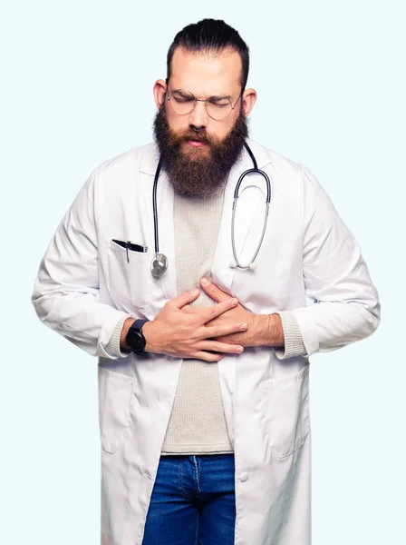 Νεαρό Ξανθιά Γιατρός Άνδρας Γενειάδα Φορώντας Ιατρική Παλτό Χέρι Στο — Φωτογραφία Αρχείου