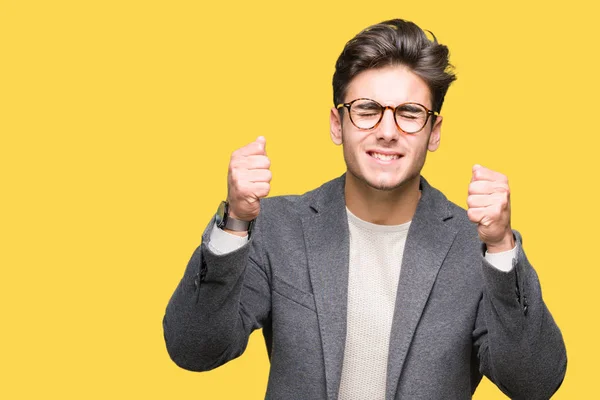 Mladí Obchodní Muž Nosí Brýle Izolované Pozadí Nadšeni Pro Úspěch — Stock fotografie