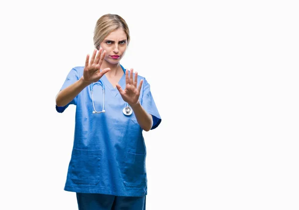Unga Vackra Blonde Läkare Kirurg Sjuksköterska Kvinna Över Isolerade Bakgrund — Stockfoto