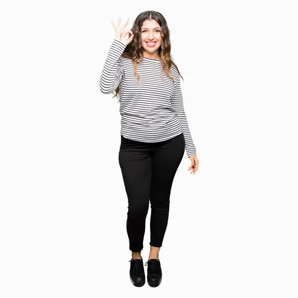 Joven Hermosa Mujer Con Rayas Suéter Sonriendo Positiva Haciendo Signo —  Fotos de Stock