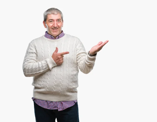 Bonito Homem Sênior Vestindo Camisola Inverno Sobre Fundo Isolado Espantado — Fotografia de Stock