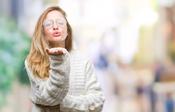 Junge Schöne Blonde Frau Trägt Winterpullover Und Sonnenbrille Über Isoliertem — Stockfoto