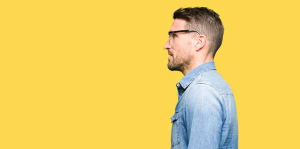 Hombre Guapo Con Gafas Mirando Costado Pose Perfil Relajado Con — Foto de Stock