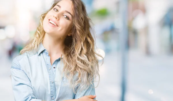 Bella Giovane Donna Bionda Sfondo Isolato Volto Felice Sorridente Con — Foto Stock