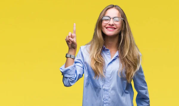 Jovem Mulher Negócios Loira Bonita Usando Óculos Sobre Fundo Isolado — Fotografia de Stock