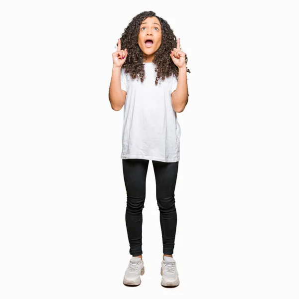 Young Beautiful Woman Curly Hair Wearing White Shirt Amazed Surprised — Stock Photo, Image