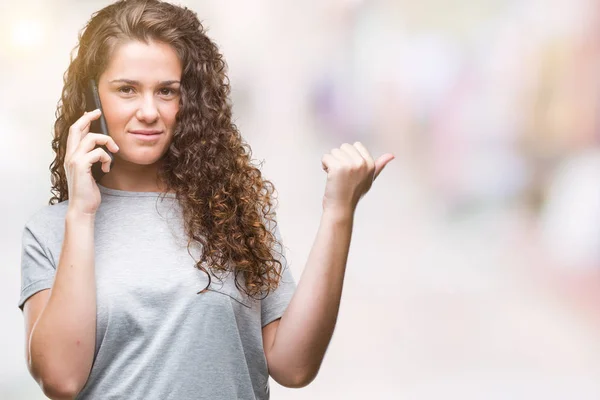 Jovencita Morena Hablando Smartphone Sobre Fondo Aislado Apuntando Mostrando Con — Foto de Stock