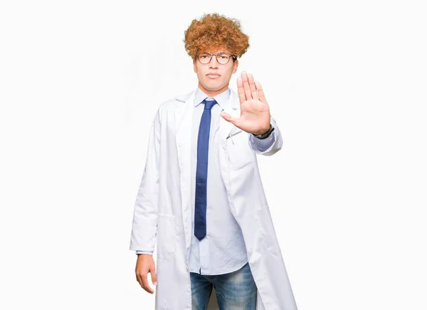 Mladý Pohledný Vědec Muž Nosí Brýle Dělají Zastávky Zpívat Dlaň — Stock fotografie