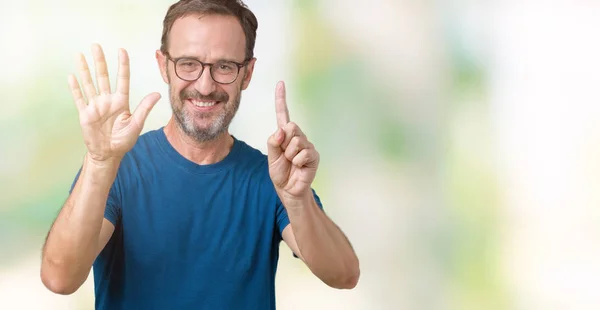 ハンサムな中年白髪年配の男性にメガネを率分離を示す背景と自信を持って 幸せな笑みを浮かべて 指で上向きナンバーシックス — ストック写真