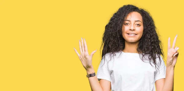 Mooi Meisje Met Krullend Haar Het Dragen Van Casual Wit — Stockfoto