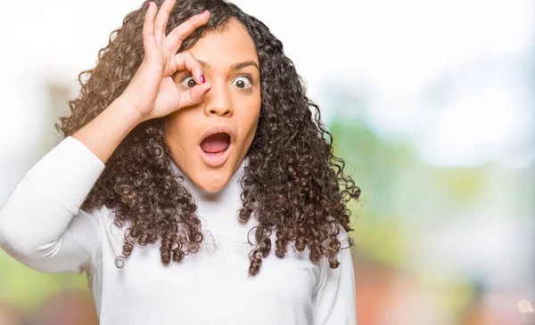 Joven Hermosa Mujer Con Pelo Rizado Usando Jersey Cuello Alto — Foto de Stock