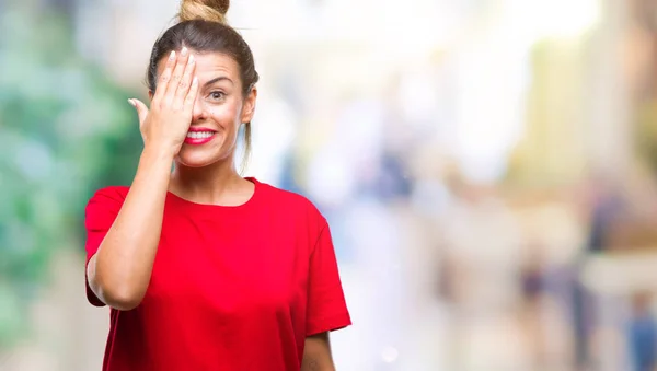 Giovane Bella Donna Sfondo Isolato Che Copre Occhio Con Mano — Foto Stock