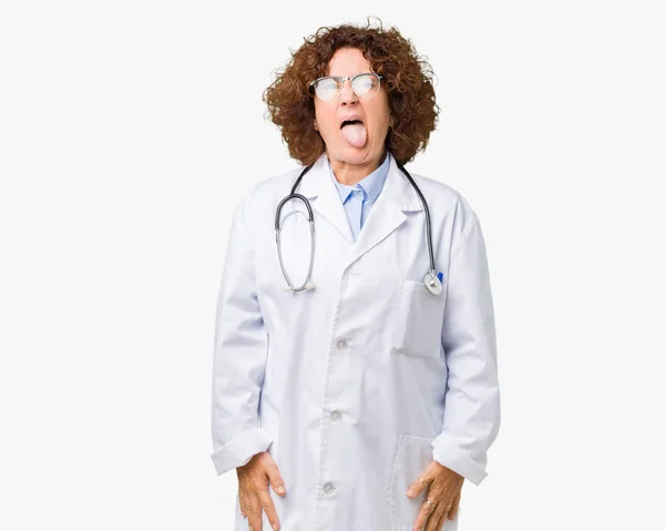 中间的资深医生妇女在孤立的背景伸出舌头以滑稽的表达高兴 情感概念 — 图库照片