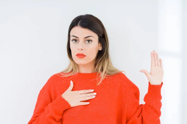 Giovane Donna Che Indossa Casual Maglione Rosso Sfondo Isolato Giurando — Foto Stock