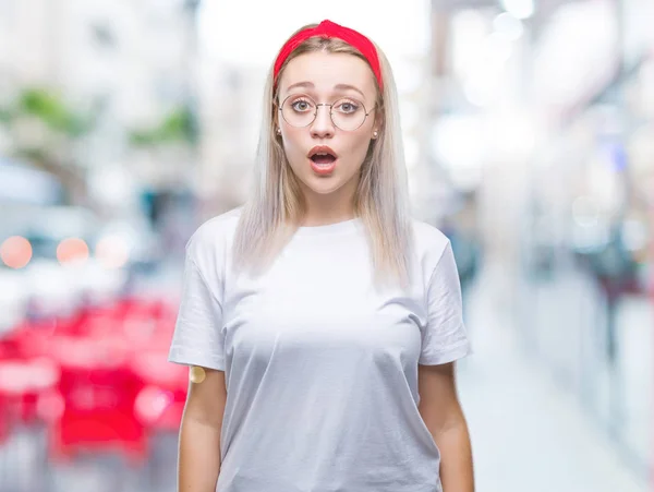 Mujer Rubia Joven Con Gafas Sobre Fondo Aislado Asustado Sorprendido — Foto de Stock