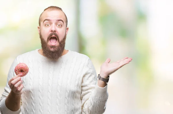 Jeune Homme Hipster Caucasien Mangeant Beignet Sucré Sur Fond Isolé — Photo