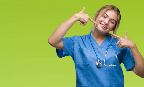 Vrouw Van Jonge Kaukasische Dokter Chirurg Uniform Dragen Geïsoleerd Achtergrond — Stockfoto