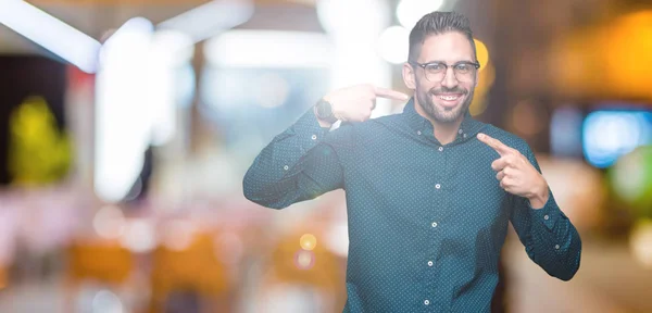 Joven Hombre Negocios Guapo Con Gafas Sobre Fondo Aislado Sonriendo — Foto de Stock