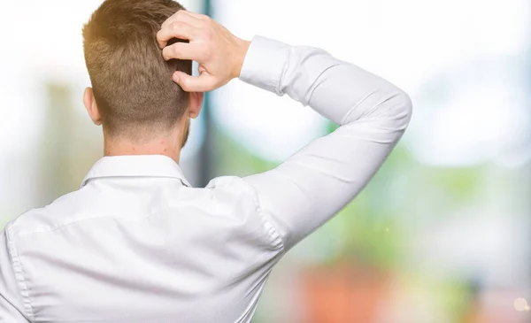 Junger Gutaussehender Geschäftsmann Denkt Mit Der Hand Auf Dem Kopf — Stockfoto