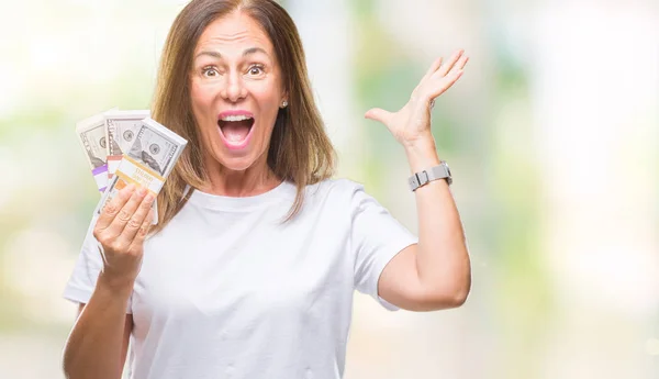 Mujer Hispana Mediana Edad Sosteniendo Montón Dólares Sobre Fondo Aislado — Foto de Stock