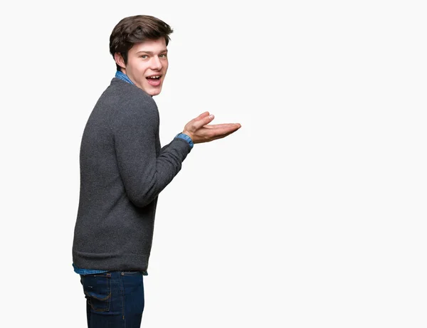 Jovem Bonito Homem Elegante Sobre Fundo Isolado Apontando Para Lado — Fotografia de Stock