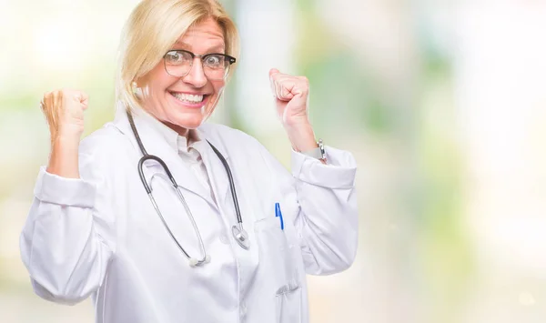 Medelåldern Blonde Läkare Kvinna Över Isolerade Bakgrund Mycket Glad Och — Stockfoto