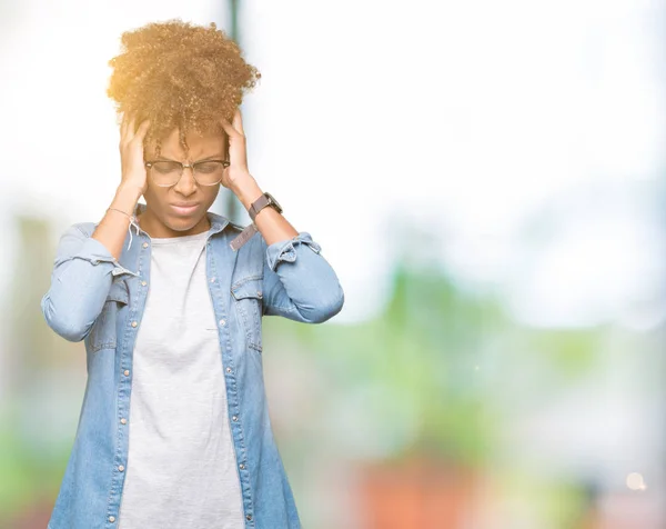 Linda Jovem Afro Americana Vestindo Óculos Sobre Fundo Isolado Sofrendo — Fotografia de Stock