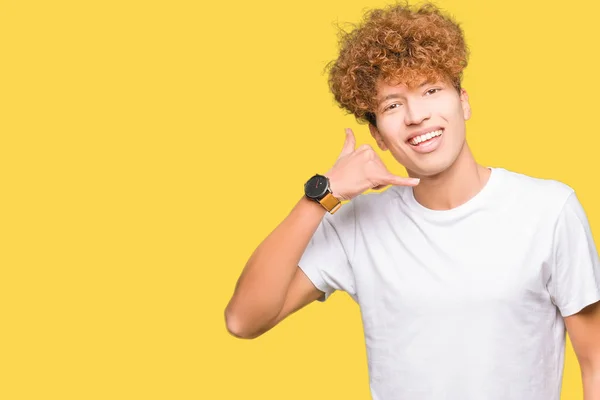 Jonge Knappe Man Met Afro Haar Het Dragen Van Casual — Stockfoto